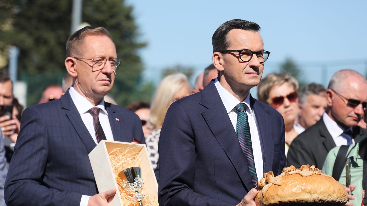 Miętne (woj. mazowieckie), 16.09.2023. Premier Mateusz Morawiecki (C) i minister rolnictwa i rozwoju wsi Robert Telus (L) na VI Ogólnopolskim Święcie Wdzięczni Polskiej Wsi, 16 bm. na terenie Zespołu Szkół im. Stanisława Staszica we wsi Miętne koło Garwolina, 16 bm. (aldg) PAP/Paweł Supernak