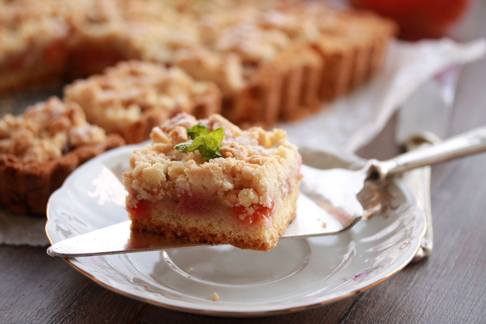 torta, dolce, crostata, frutta, dessert, tradizionale, nonna, pezzo, rabarbaro, prugne, mele, cibo, menta, fatto in casa, crumble