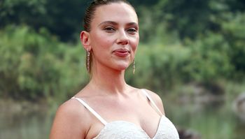 Hollywood odwróciło się od niego plecami. Scarlett go broni
