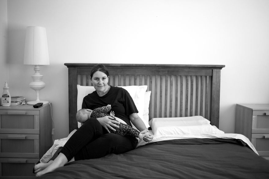 Suzie Blake zaprezentowała emocjonalne portrety karmiących mam 10