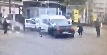 Krwawy atak we Francji. Moment zasadzki na więzienny konwój