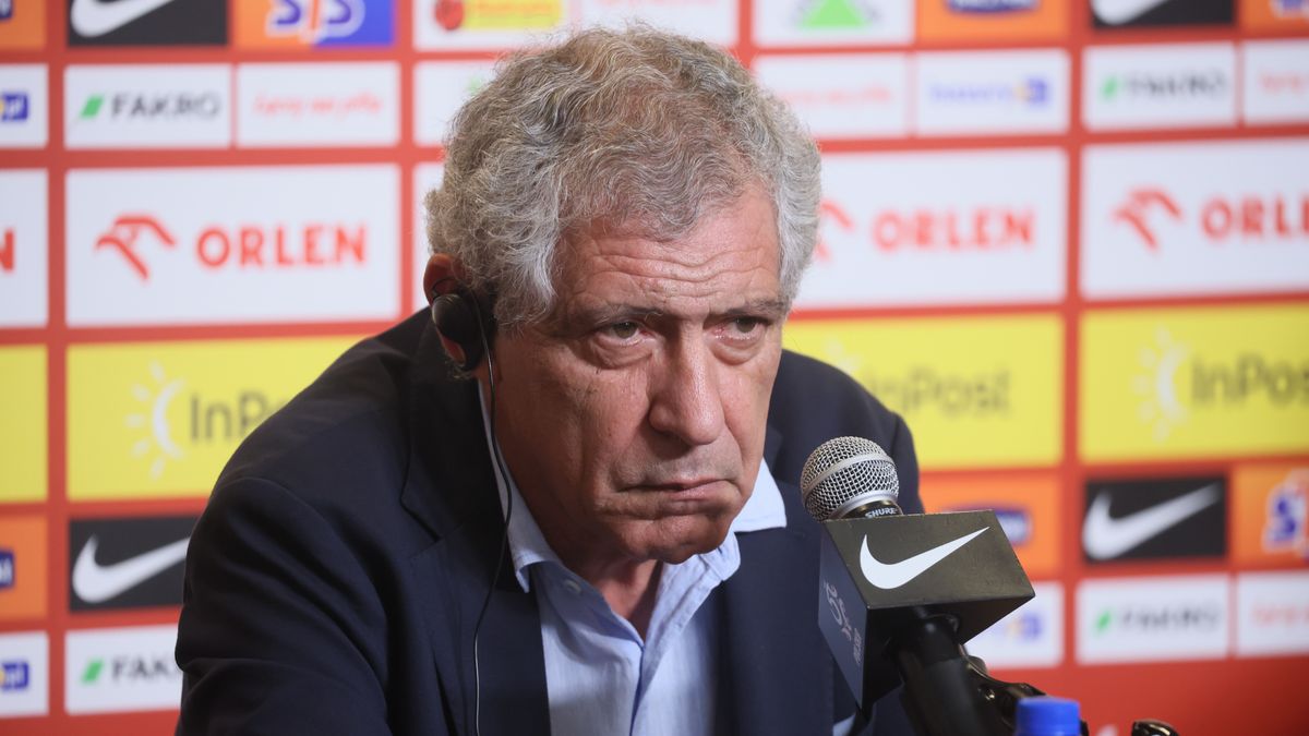 Warszawa, 31.08.2023. Selekcjoner piłkarskiej reprezentacji Polski Fernando Santos podczas konferencji prasowej w Warszawie, 31 bm. Portugalski szkoleniowiec ogłosił kadrę na wrześniowe mecze eliminacji EURO 2024. Biało-czerwoni zmierzą się z Wyspami Owczymi i Albanią. (js) PAP/Leszek Szymański