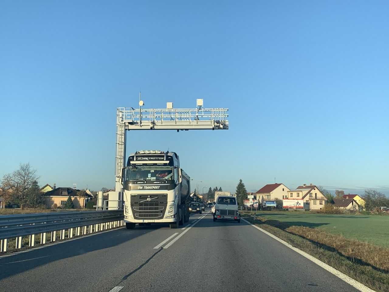 Polskie ciężarówki mogą nie wjechać do Czech. Przewoźnicy zwlekają z rejestracją w systemie