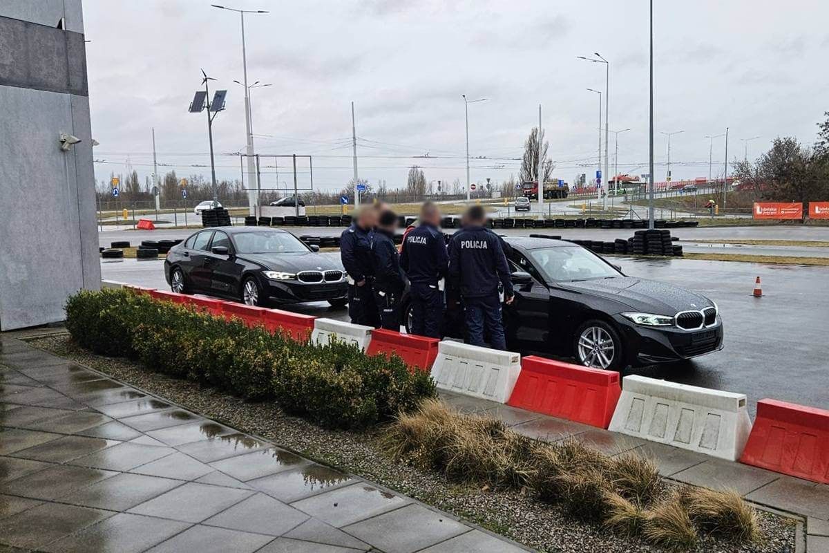 Policjanci szkolili technikę jazdy nowymi nieoznakowanymi radiowozami BMW na terenie ODTJ Lublin