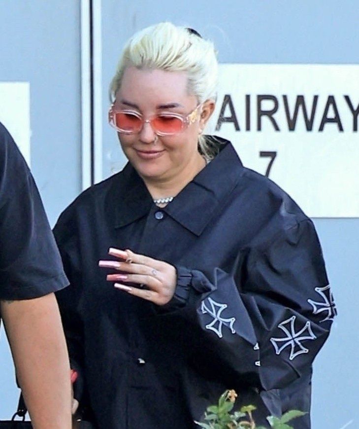 Odmieniona Amanda Bynes puszcza dymka w towarzystwie ukochanego