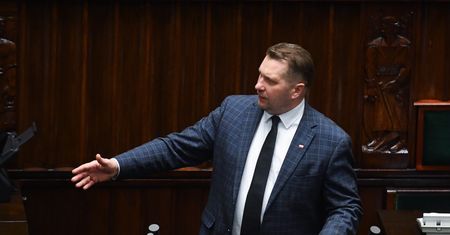 Czarnek zobaczył podwyżki dla nauczycieli. "Ojej, a co to?"