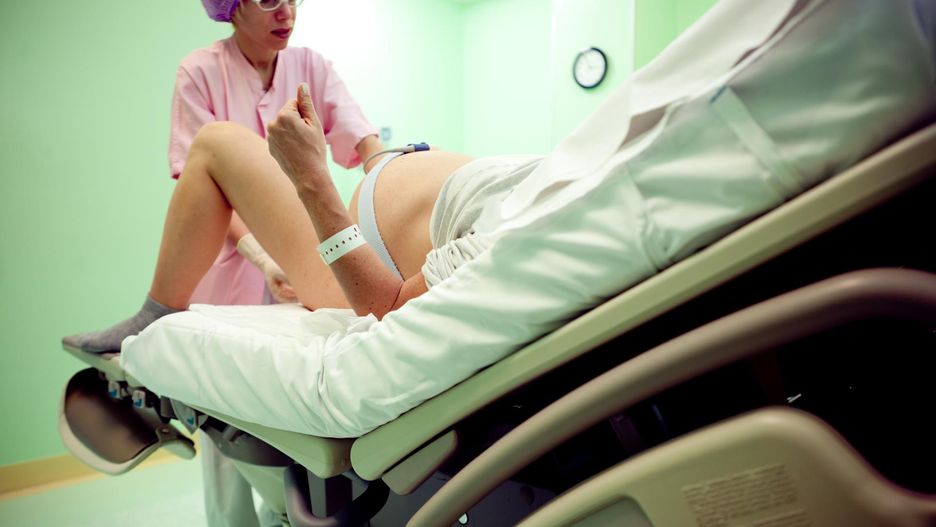 "To była taśma jak w fabryce". Porody w PRL-u