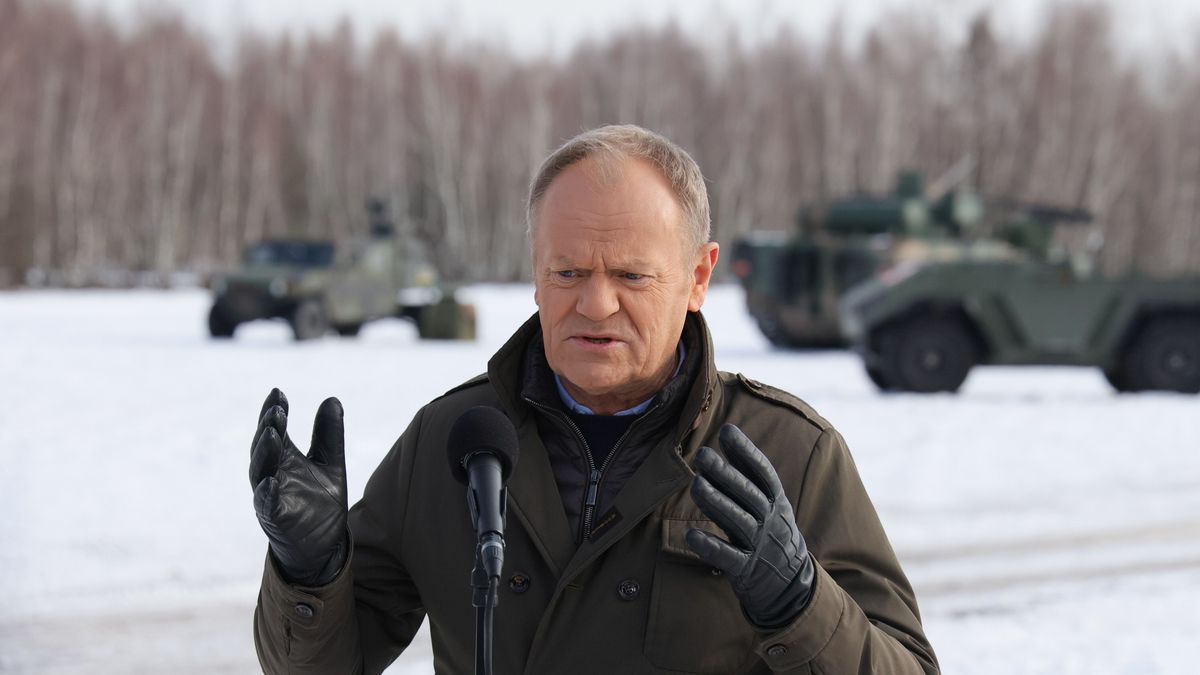 Donald Tusk
Zielonka, 19.02.2026. Premier Donald Tusk podczas wypowiedzi dla mediów na terenie poligonu Wojskowego Instytutu Technicznego Uzbrojenia w Zielonce, 19 bm. Na poligonie odbyły się otwarte testy bezzałogowych systemów uzbrojenia. Celem wydarzenia było wspólne zademonstrowanie powietrznych i lądowych bezzałogowych systemów uderzeniowych, rozpoznawczych, ewakuacyjnych i transportowych z Grupy Kapitałowej Polskiej Grupy Zbrojeniowej oraz wojskowych i cywilnych instytutów badawczych. Pokazane zostały także elementy programu antydronowego SAN w postaci systemu przeciwlotniczego SA35 z efektorem 35 mm SAN i systemu WLKM na podwoziu LEGWAN Long z efektorem 12,7 mm (tzw. potwór z Tarnowa). (sko) PAP/Paweł Supernak
Paweł Supernak
bezzałogowe systemy uzbrojenia, obrona, poligon, potwór z Tarnowa, program antydronowy SAN, testy, uzbrojenie, wojsko