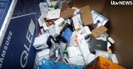 Amazon przyłapany na gorącym uczynku. Wyrzuca niesprzedane produkty, pracownik pokazał to na filmie