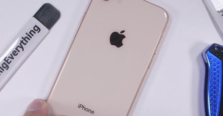Jak wytrzymały jest szklany iPhone 8?