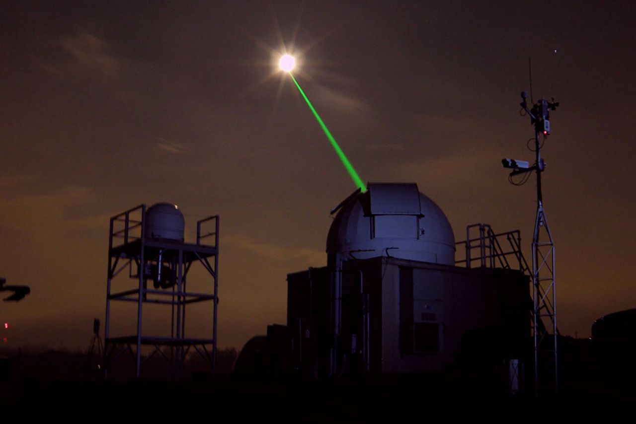 Ostrzelany laserem Księżyc pomoże w badaniu fal grawitacyjnych