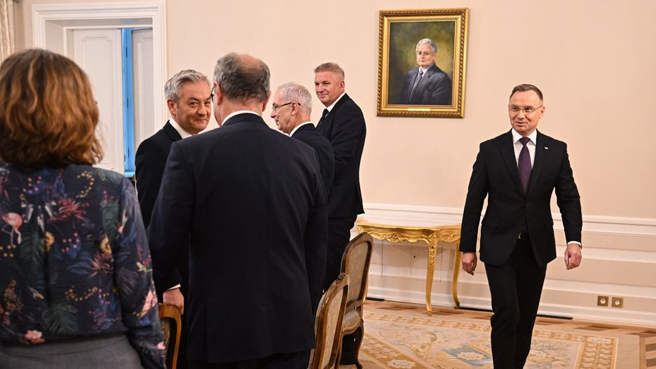 Warszawa, 25.10.2023. Prezydent Andrzej Duda (P) oraz współprzewodnicząca Razem Magdalena Biejat (L), współprzewodniczący Nowej Lewicy Włodzimierz Czarzasty (3L) i Robert Biedroń (2L), senator-elekt, szef Unii Pracy Waldemar Witkowski (4L) oraz przewodniczący PPS, senator Wojciech Konieczny (2P) podczas spotkania w Pałacu Prezydenckim w Warszawie, 25 bm. W Pałacu Prezydenckim trwają konsultacje z przedstawicielami poszczególnych komitetów wyborczych, które będą miały swoją reprezentację w Sejmie X kadencji. Spotkania odbywają się osobno z każdym z komitetów wyborczych, w kolejności zgodnej z wynikami osiągniętymi przez te komitety w wyborach. (mr) PAP/Radek Pietruszka