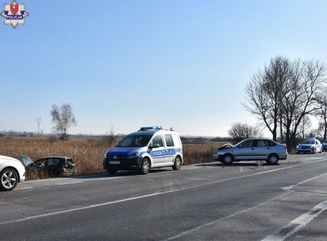 Najechał na tył toyoty na DK17. Kierowca trafił do szpitala