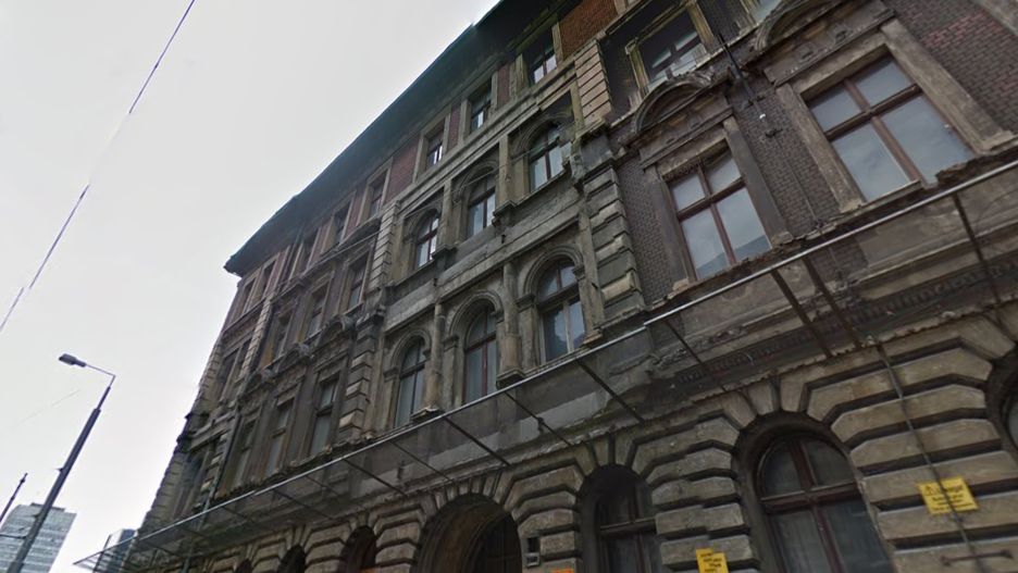Chwile grozy w centrum miasta. Runął dach i stropy kamienicy (GoogleMaps)
