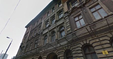 Chwile grozy w centrum miasta. Runął dach i stropy kamienicy