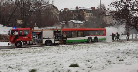 Lublin: Pożar autobusu komunikacji miejskiej na al. Tysiąclecia [ZDJĘCIA]