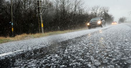 IMGW ostrzega. Marznące opady i oblodzenie