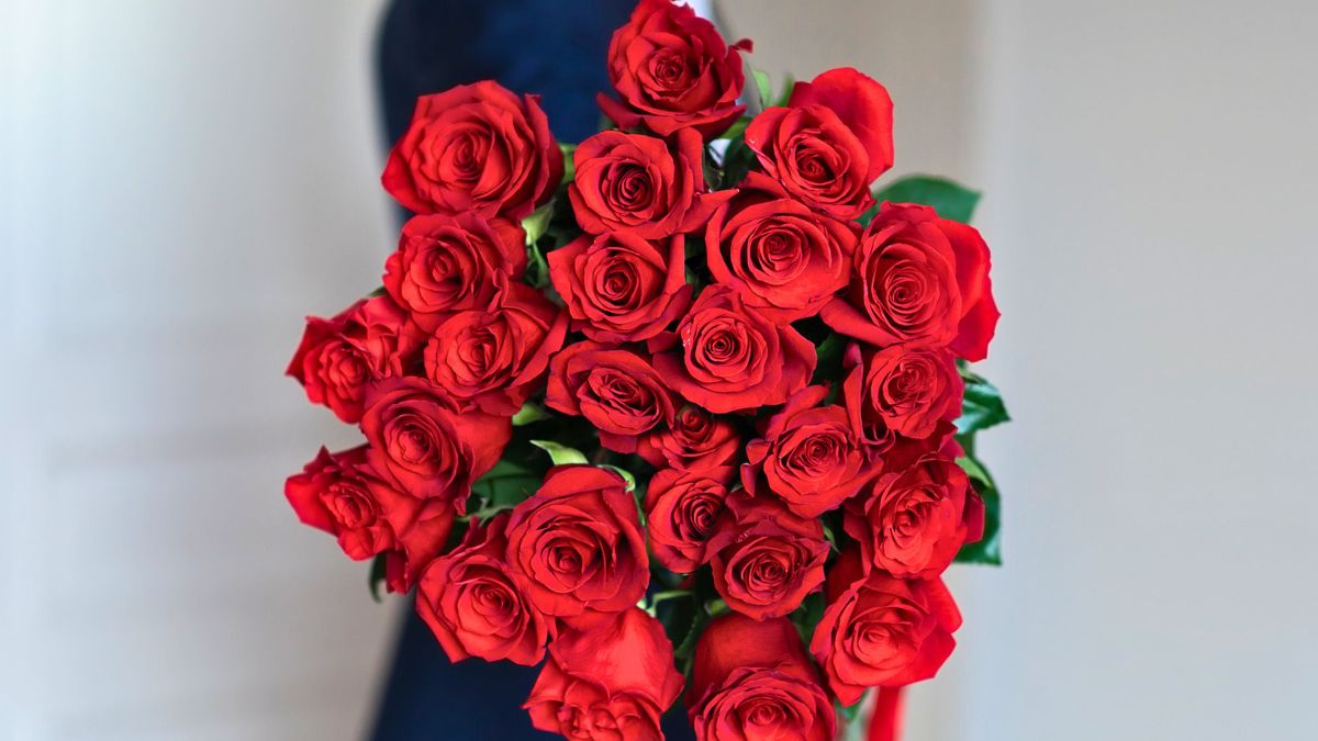 Mężczyzna z bukietem róż