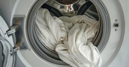 Wsyp dwie łyżki do bębna. Ubrania będą śnieżnobiałe