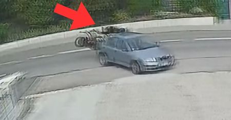 Motocyklistka wjechała w samochód. Nagranie z Bełsznicy