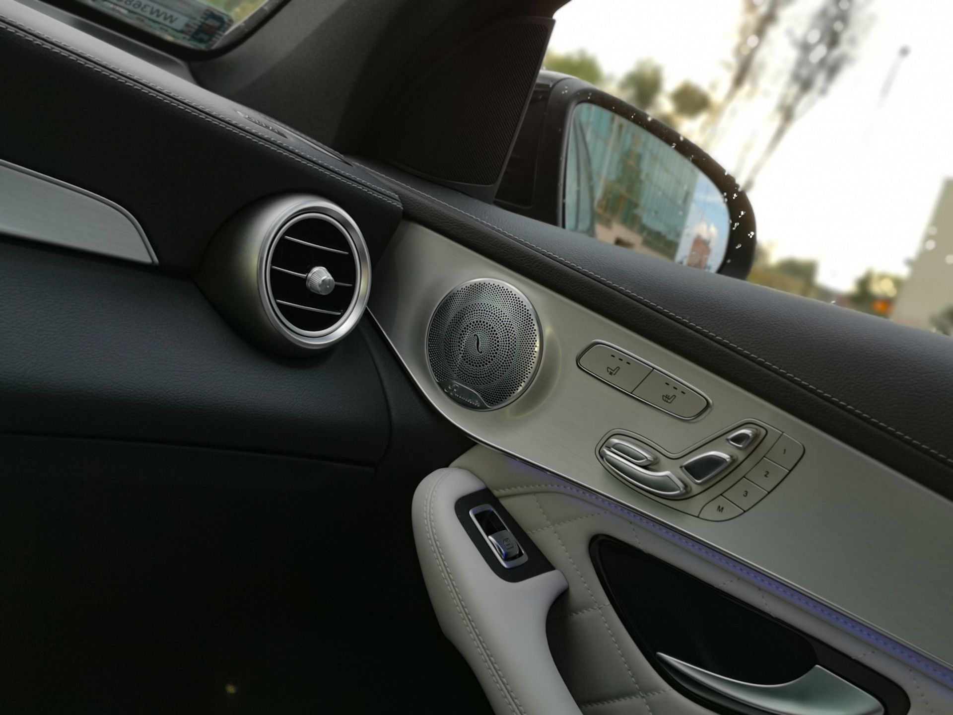 Mercedes GLC 300e Coupe: System zarządzania energią, asystent podróży i audio Burmester 26