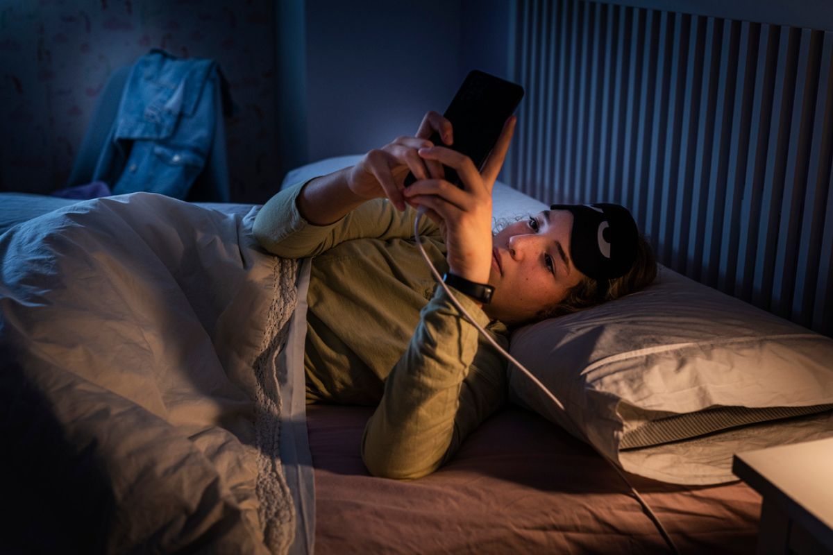 Kobieta, która zarywa noc na telefonie.