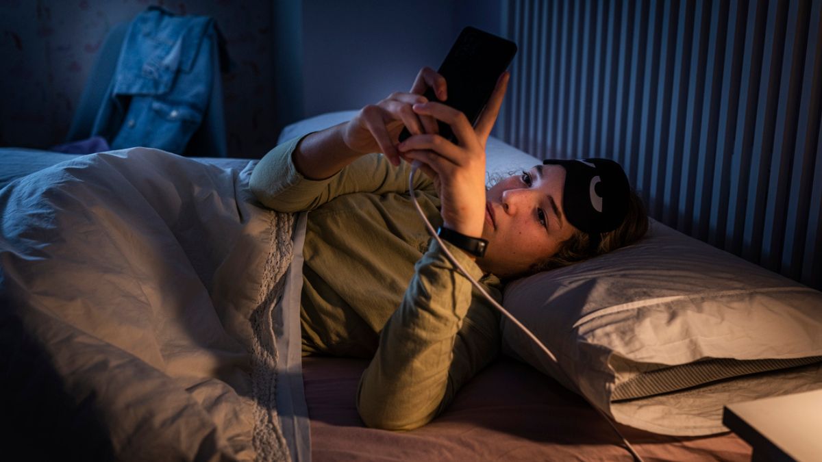 Kobieta, która zarywa noc na telefonie.