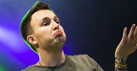 Ten Typ Mes radzi fankom: "Jeśli wiesz, że typ kupi ci kwiaty z Biedry, to go ZOSTAW"