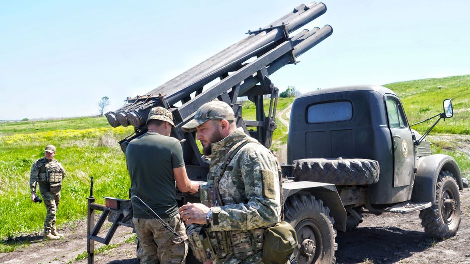 �o�nierze SZU
Obw�d zaporoski, Ukraina, 05.05.2024. �o�nierze Si� Zbrojnych Ukrainy ostrzeliwuj� rosyjskie cele z improwizowanej wyrzutni pocisk�w Grad w pobli�u linii frontu w obwodzie zaporoskim, 5 bm. Trwa inwazja Rosji na Ukrain�. (jm) PAP/Alena Solomonova
Alena Solomonova
armia, artyleria, front, imporowizowana, improwizowana, nieseryjna, ostrza�, rakietowa, rakietowy, SZU, ukrai�scy, ukrai�ska, wieloprowadnicowa, ZSU, �o�nierze, agresja Rosji, atak Rosji na Ukrain�, inwazja, inwazja rosyjska, konflikt zbrojny, rosyjska, rosyjski, sytuacja na Ukrainie, sytuacja w Ukrainie, ukrai�skie, Wojna na Ukrainie, wojna w Ukrainie, wojsko, wok� Ukrainy