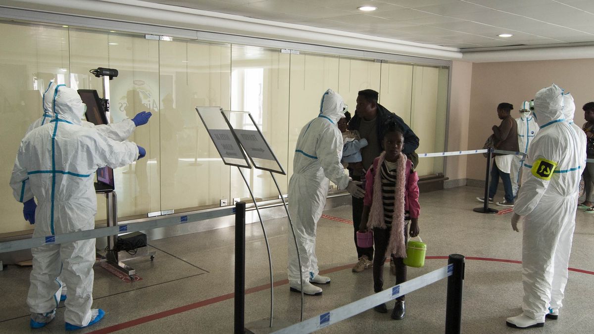 Administracja Joe Bidena planuje kontrolę pasażerów przybywających z Gwinei i Demokratycznej Republiki Konga do USA pod kątem wirusa Ebola. 