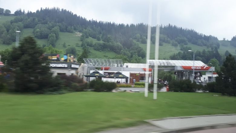Miejscowi wiedzą, że najłatwiej pokonać przeszkody na drodze do części Zakopanego, przedostając się przez stację benzynową