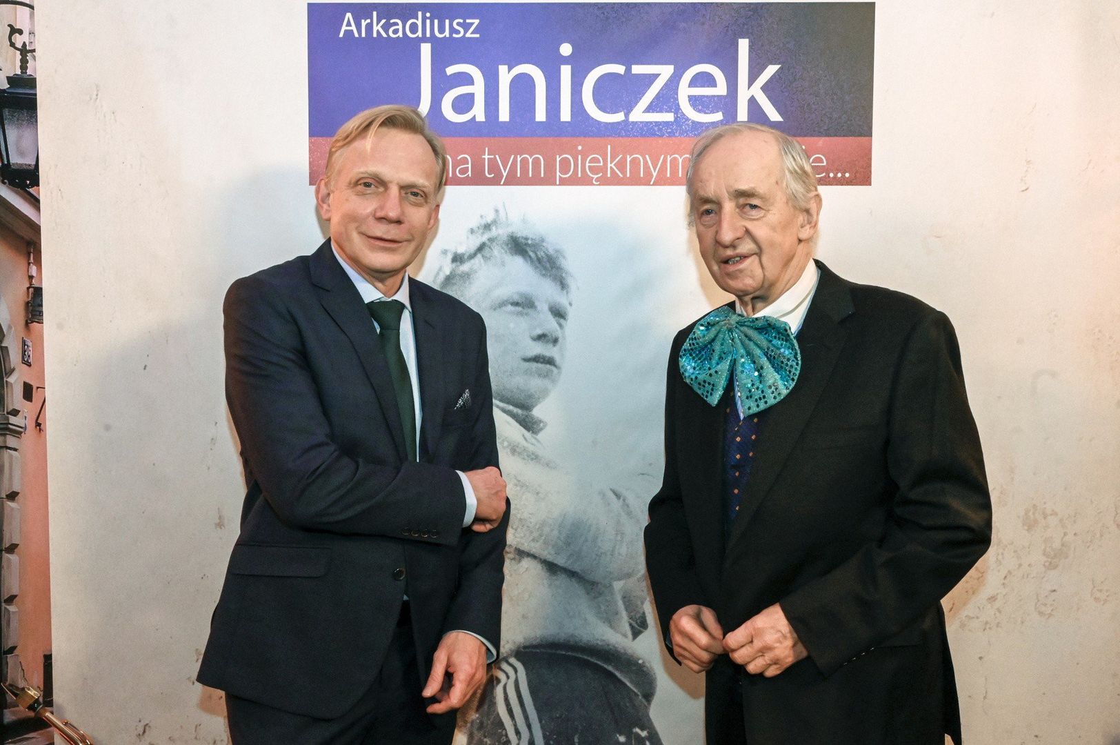 Choć Andrzej Rosiewicz ukończył studia na Wydziale Melioracji Wodnych SGGW w Warszawie, jego pasją pozostała muzyka. Doskonalił warsztat wokalny w szkole muzycznej i regularnie występował - najpierw w studenckim klubie &#34;Stodoła&#34;, potem w restauracjach i klubach jazzowych. Przełomem okazał się rok 1975, gdy jego interpretacja utworu &#34;Czterdzieści lat minęło&#34; została wykorzystana jako motyw przewodni w kultowym serialu &#34;Czterdziestolatek&#34;.W latach 60. i 70. był członkiem kilku zespołów muzycznych, m. in. Pesymiści, Old Timers oraz Asocjacja Hagaw. Z tym ostatnim zdobył nagrodę estradowej osobowości na Krajowym Festiwalu Piosenki Polskiej w Opolu w 1976 roku.Na zdjęciu Andrzej Rosiewicz na 50. urodzinach Arkadiusza Janiczka. Rok 2024.