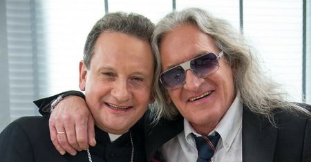 Grzegorz Markowski ma brata BISKUPA! Rodzina nie była zadowolona z jego wyboru: "Gdy babcia zobaczyła mnie w sutannie, wpadła w ROZPACZ"