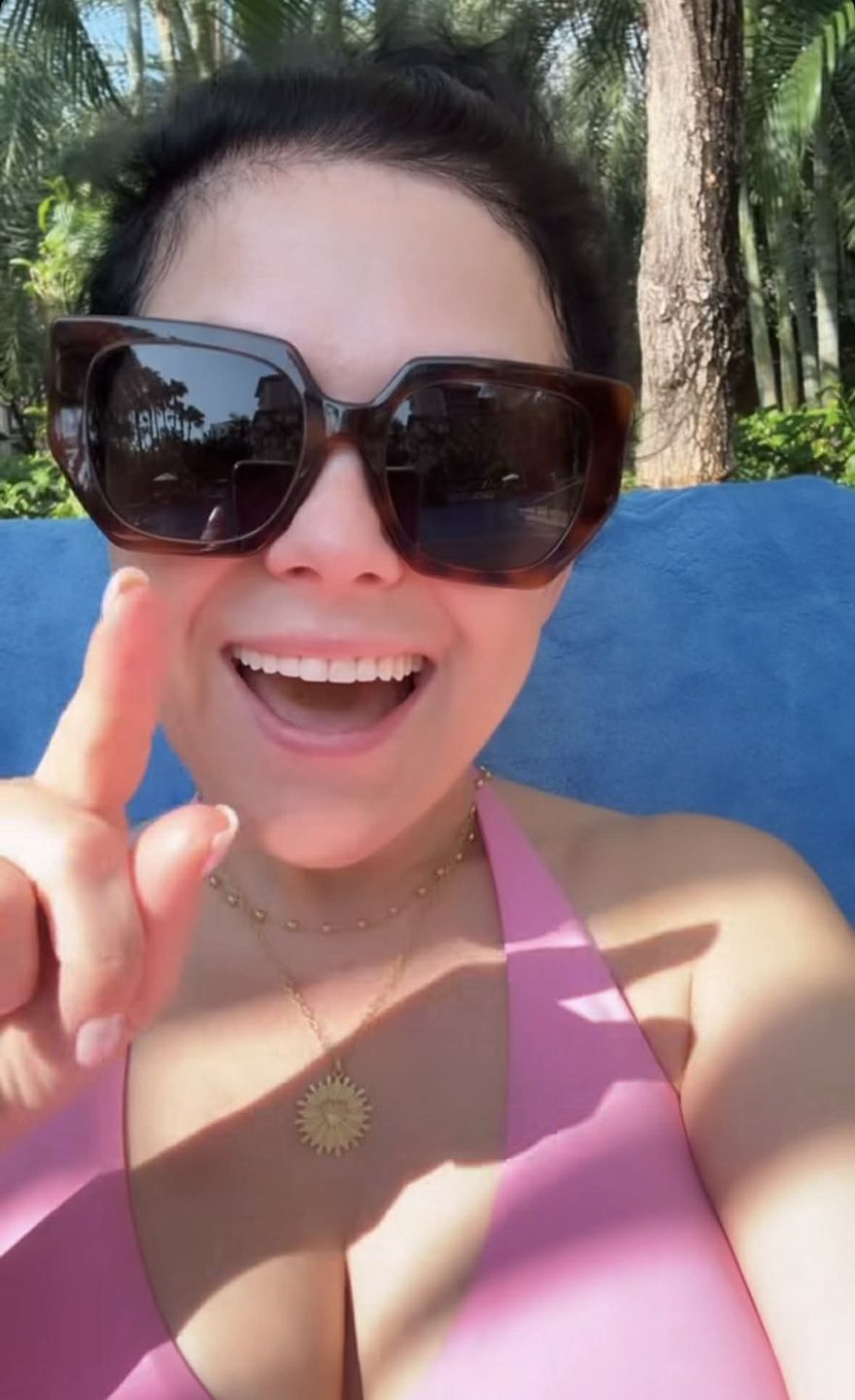 Naturalna Katarzyna Cichopek w bikini wyleguje się nad basenem