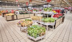 Podstawowe zakupy droższe o 50 zł. Auchan najtańszy, Biedronka poza czołówką