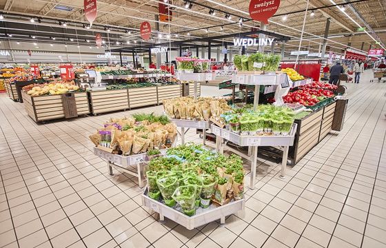 Podstawowe zakupy droższe o 50 zł. Auchan najtańszy, Biedronka poza czołówką