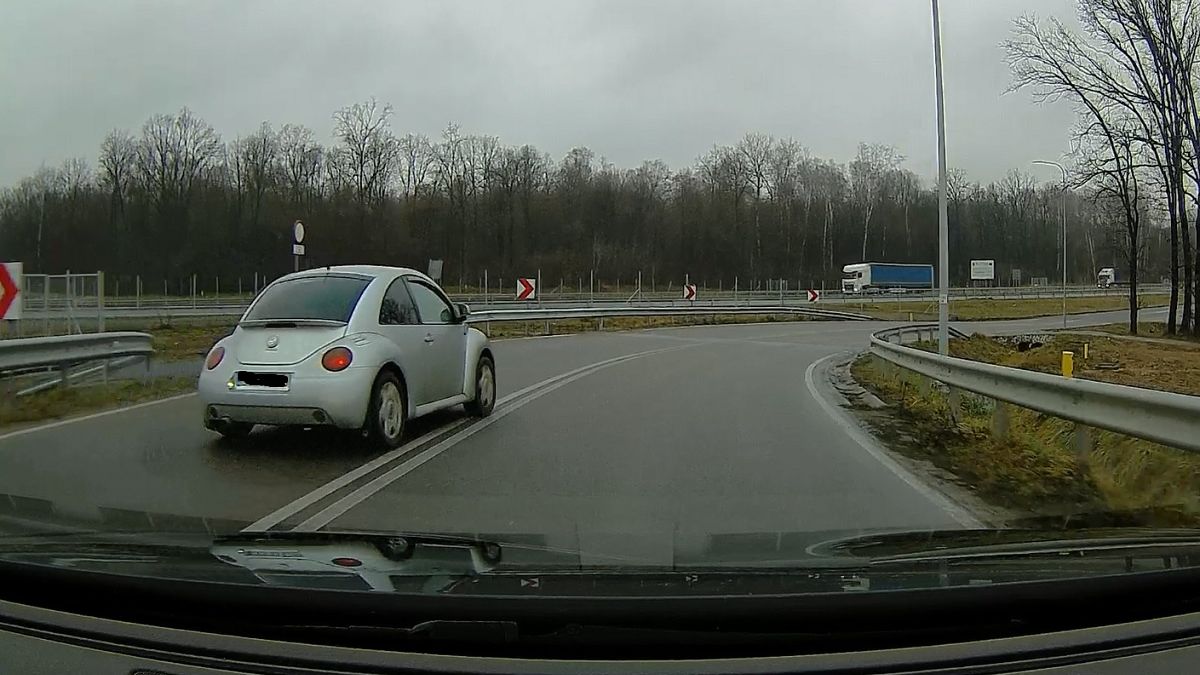 Kierowca volkswagena wyprzedził na podwójnej ciągłej i zakręcie