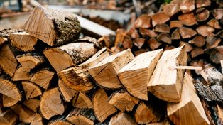 Ile drewna opałowego naprawdę potrzebujesz na zimę? Zobacz prosty kalkulator