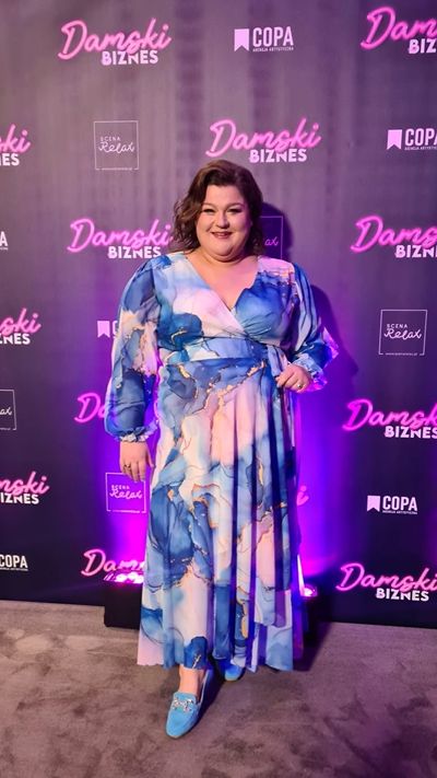 Dominika Gwit w modnej sukience tie-dye
