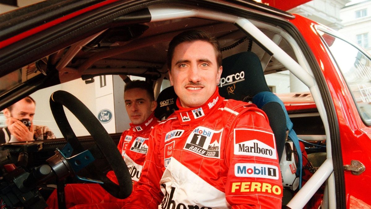Prezentacja zespołu Mobil 1 Marlboro. W Fordzie Escort WRC siedzą Janusz Kulig i Jarosław Baran. Warszawa, rok 1999. Fot. Wojciech Rzazewski dla East News