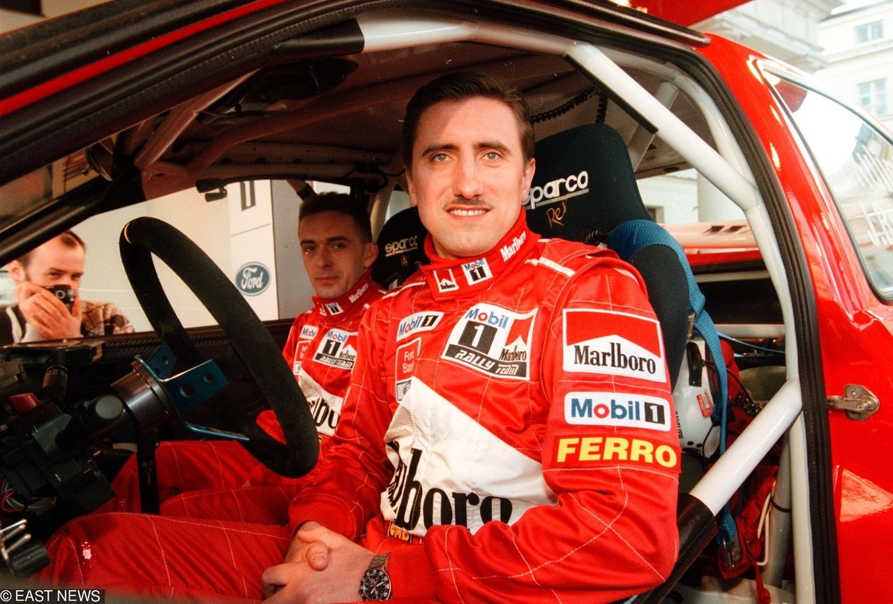 Prezentacja zespołu Mobil 1 Marlboro. W Fordzie Escort WRC siedzą Janusz Kulig i Jarosław Baran. Warszawa, rok 1999. Fot. Wojciech Rzazewski dla East News