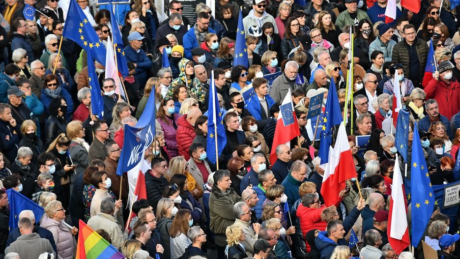 Wrocław, 10.10.2021. Manifestacja przeciwko wyrokowi Trybunału Konstytucyjnego na pl. Solnym we Wrocławiu, 10 bm. W czwartek TK uznał, że przepisy europejskie w zakresie, w jakim organy Unii Europejskiej działają poza granicami kompetencji przekazanych przez Polskę, są niezgodne z polską konstytucją. (jm) PAP/Maciej Kulczyński