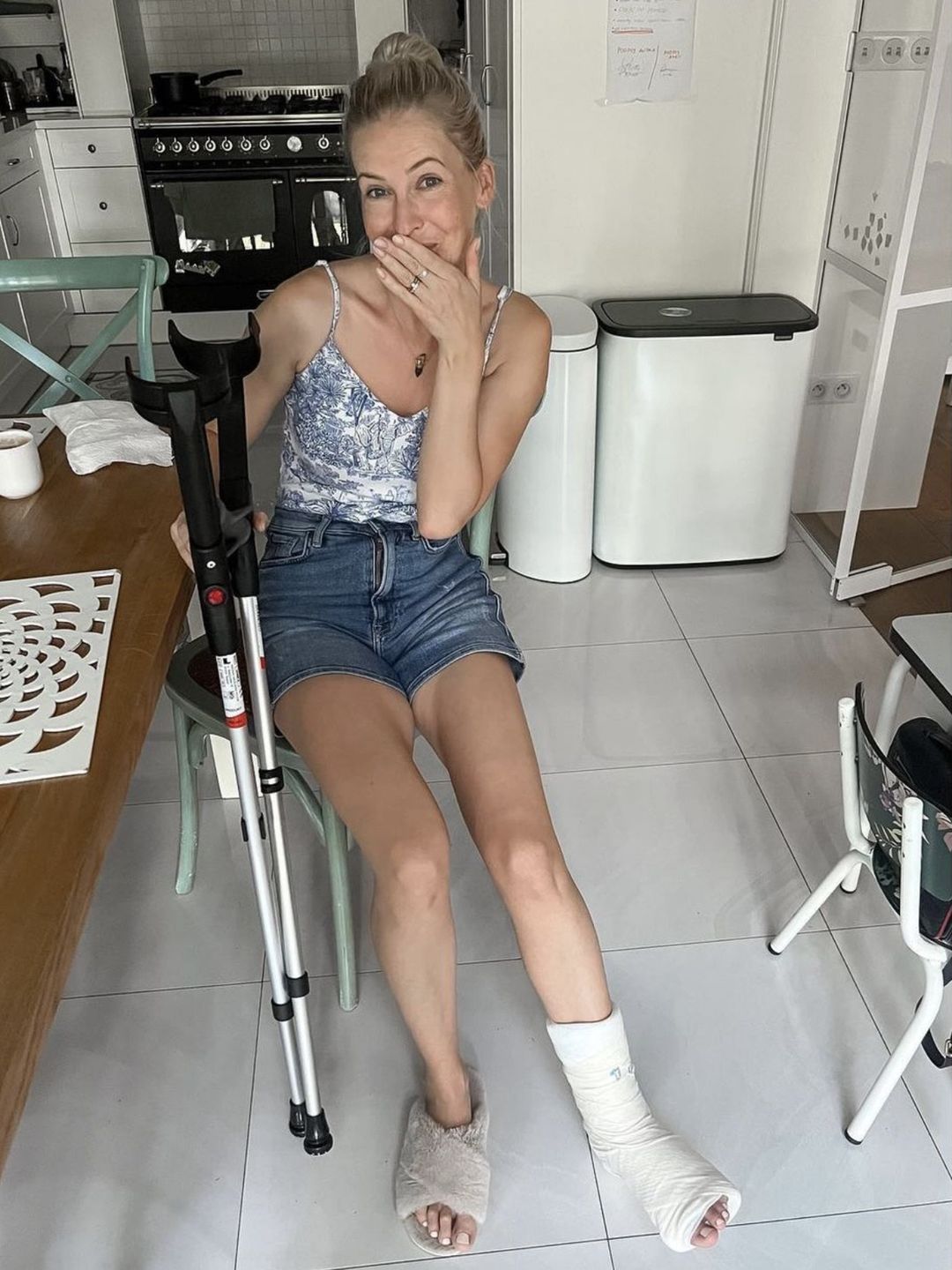 Edyta Pazura skończyła imprezę Czarka z NOGĄ W GIPSIE