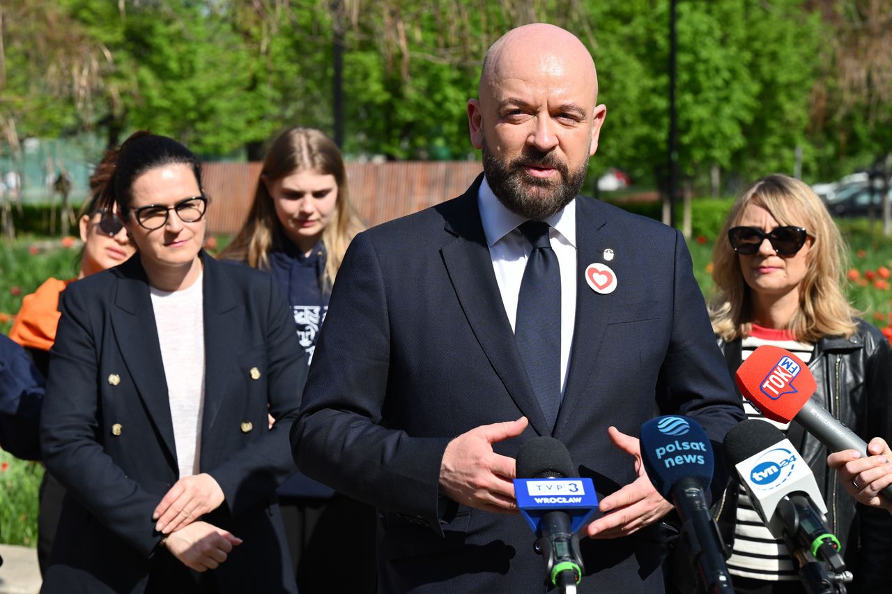 Koniec z dyplomami Collegium Humanum w miejskich spółkach. Jest zapowiedź Jacka Sutryka