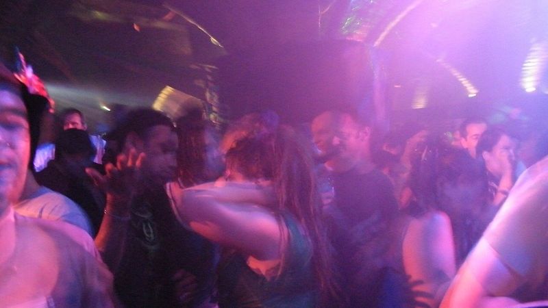 dyskoteka klub muzyczny ludzie taniec