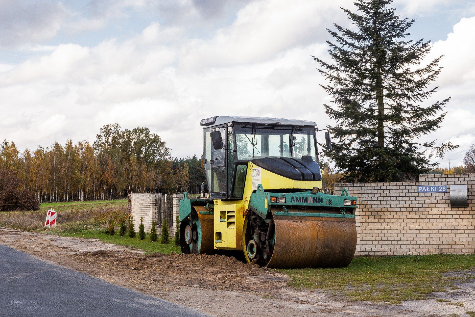 Można zauważyć sprzęt budowlany w miejscowości Pałki.