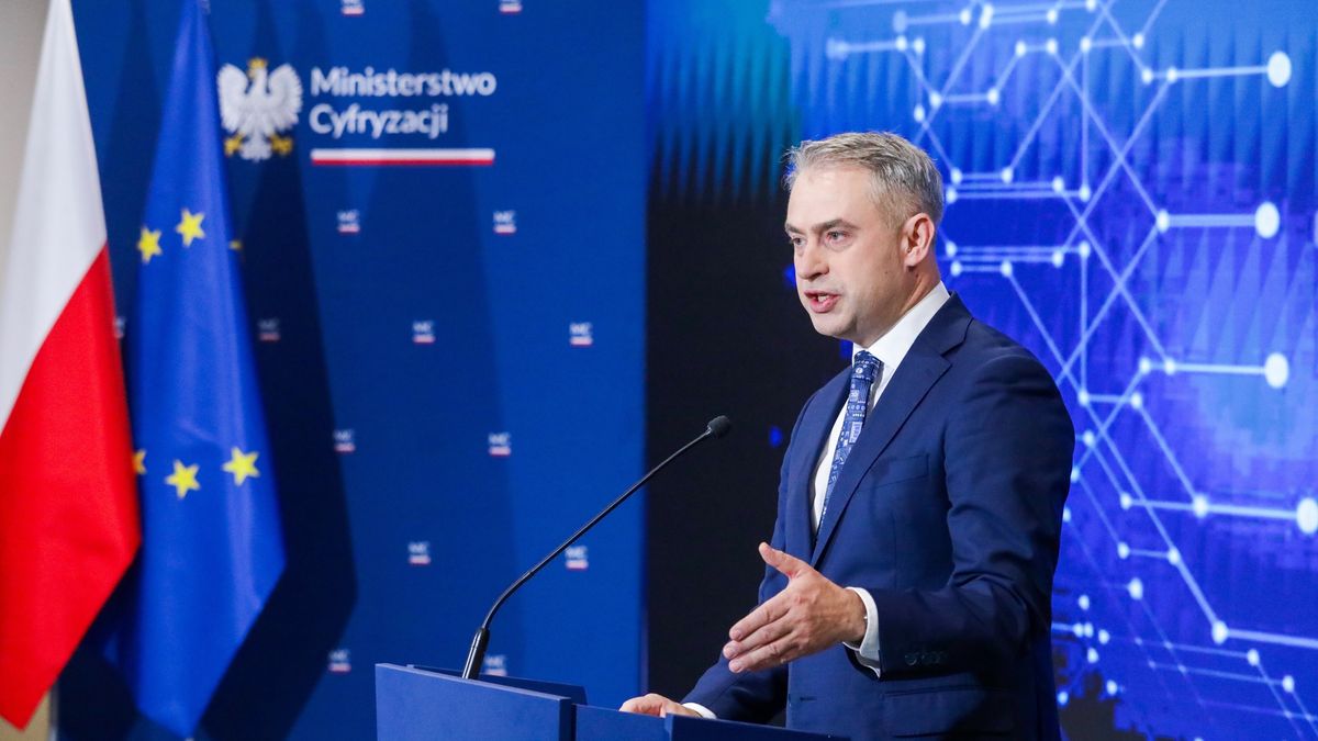 Warszawa, 22.10.2025. Wicepremier, minister cyfryzacji Krzysztof Gawkowski podczas konferencji prasowej "Nowy wymiar bezpieczeństwa cyfrowego ? nowelizacja ustawy o krajowym systemie cyberbezpieczeństwa", 22 bm. w siedzibie Ministerstwa Cyfryzacji w Warszawie. (mr) PAP/Tomasz Gzell