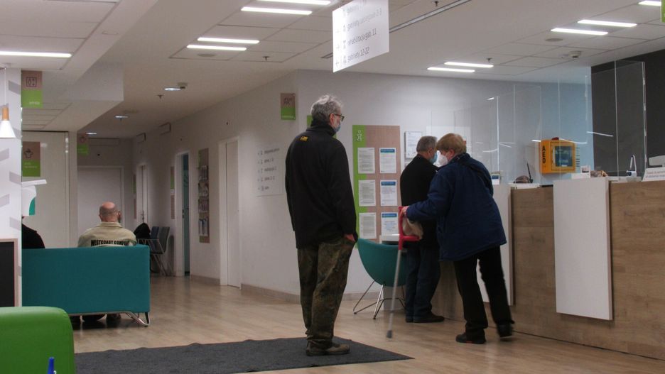 eWUŚ (Elektroniczna Weryfikacja Uprawnień Świadczeniobiorców) to system, który umożliwia szybką weryfikację prawa do świadczeń w ramach NFZ