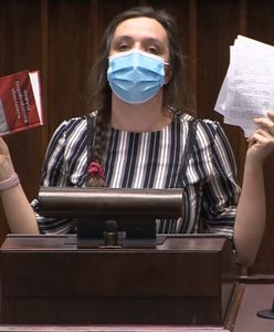 Klaudia Jachira wyrwała kartki z konstytucji. Politycy oburzeni. "Wstyd, co tutaj robicie"