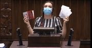 Klaudia Jachira wyrwała kartki z konstytucji. Politycy oburzeni. "Wstyd, co tutaj robicie"